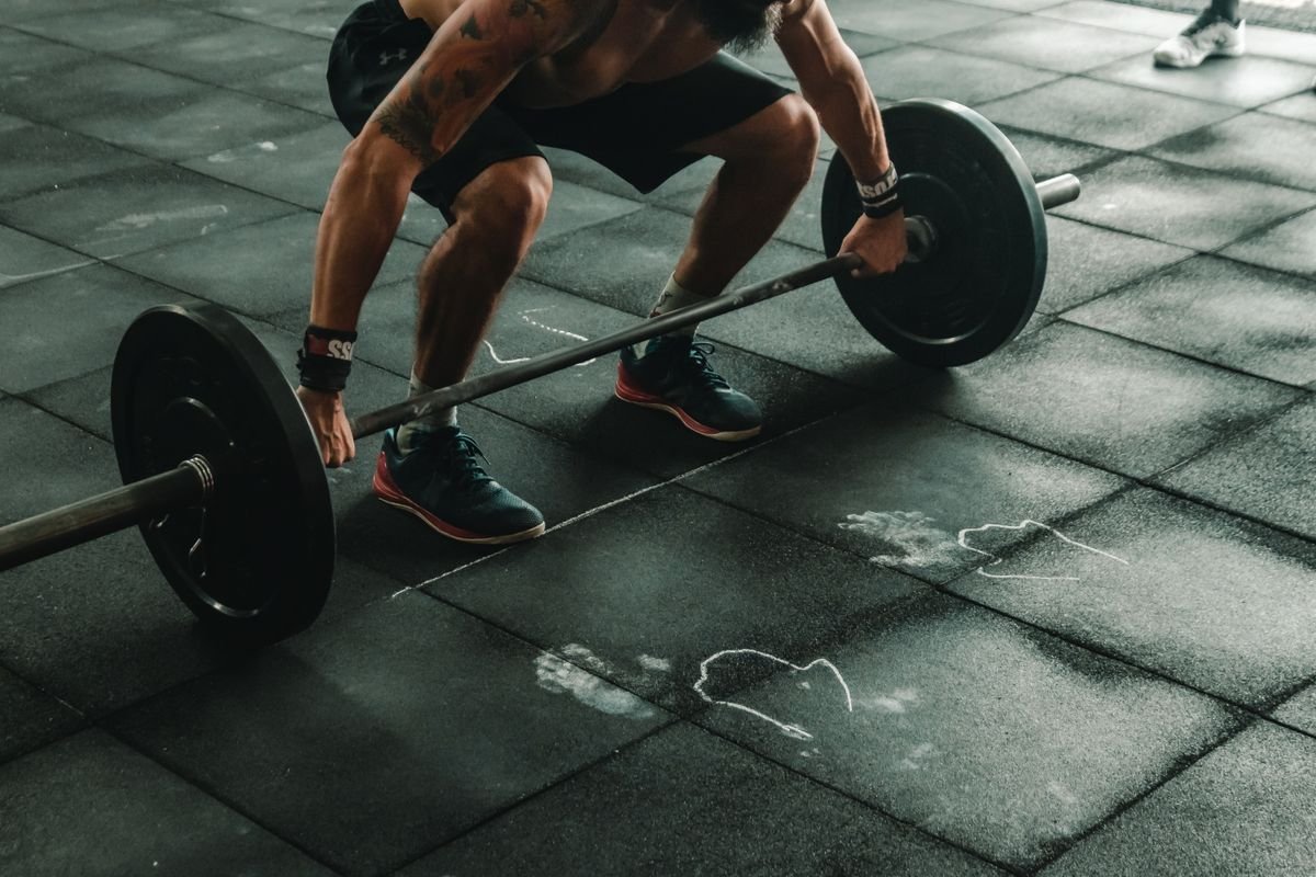 Athlete in gym following Trenbolone dosage cycle
